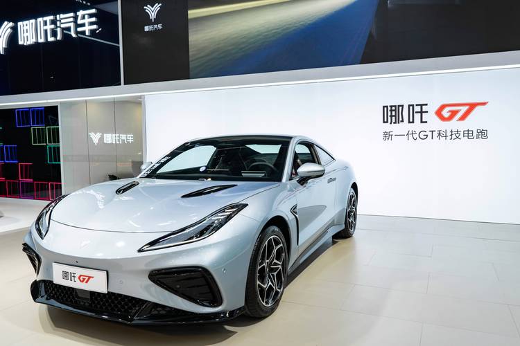 重庆206哪吒汽车在智能汽车领域的表现，领途汽车在新能源汽车市场中的影响力